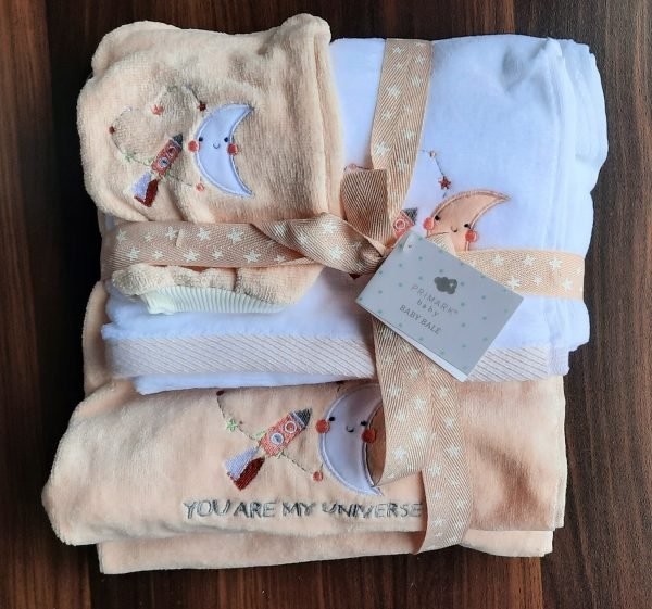 Primark baby bale ( wash mitt, hand towel and bath towel)